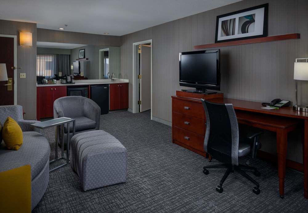 Courtyard By Marriott New Haven Orange Hotel Екстериор снимка