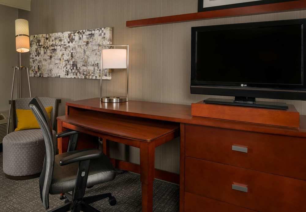 Courtyard By Marriott New Haven Orange Hotel Екстериор снимка
