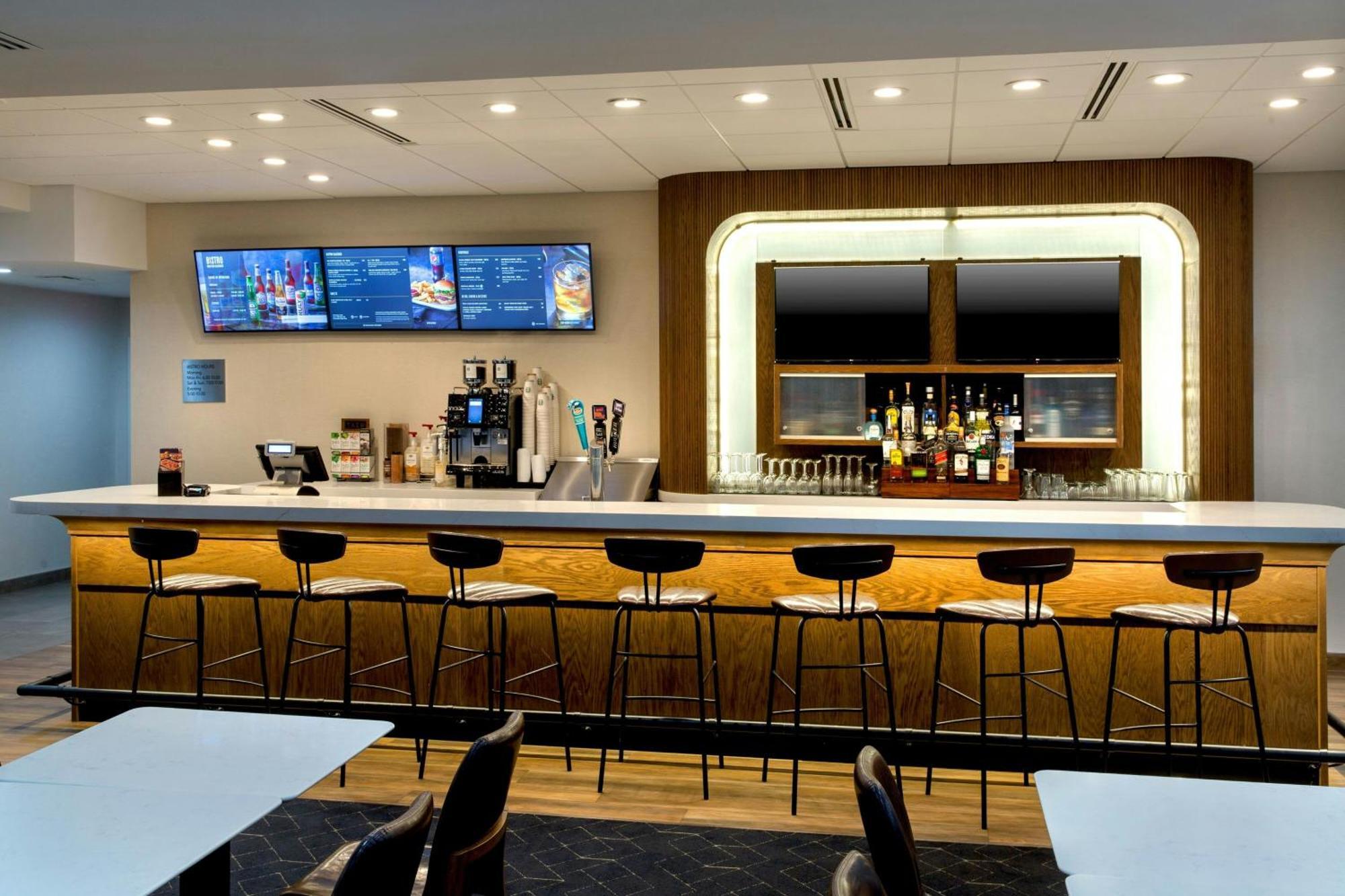 Courtyard By Marriott New Haven Orange Hotel Екстериор снимка