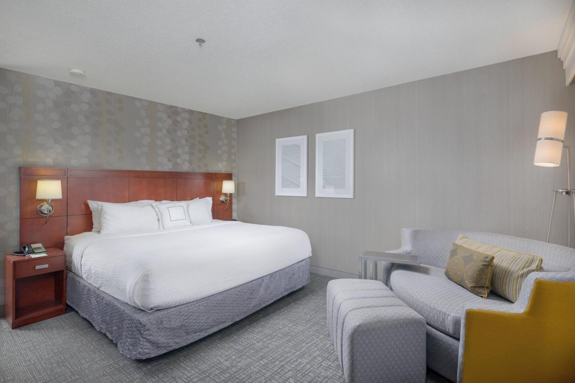 Courtyard By Marriott New Haven Orange Hotel Екстериор снимка
