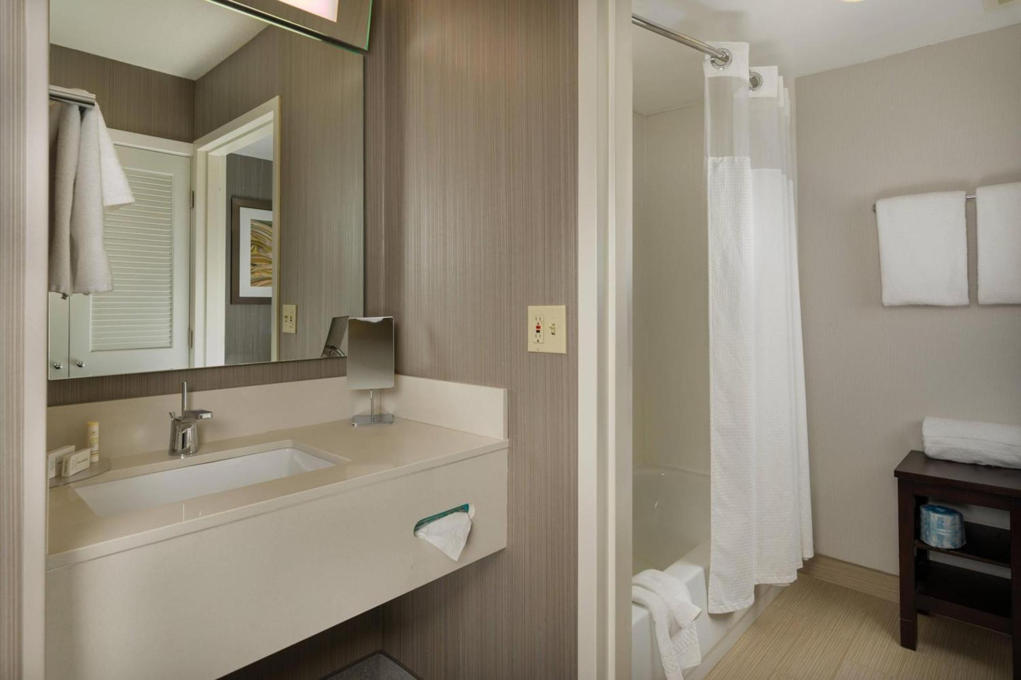 Courtyard By Marriott New Haven Orange Hotel Екстериор снимка