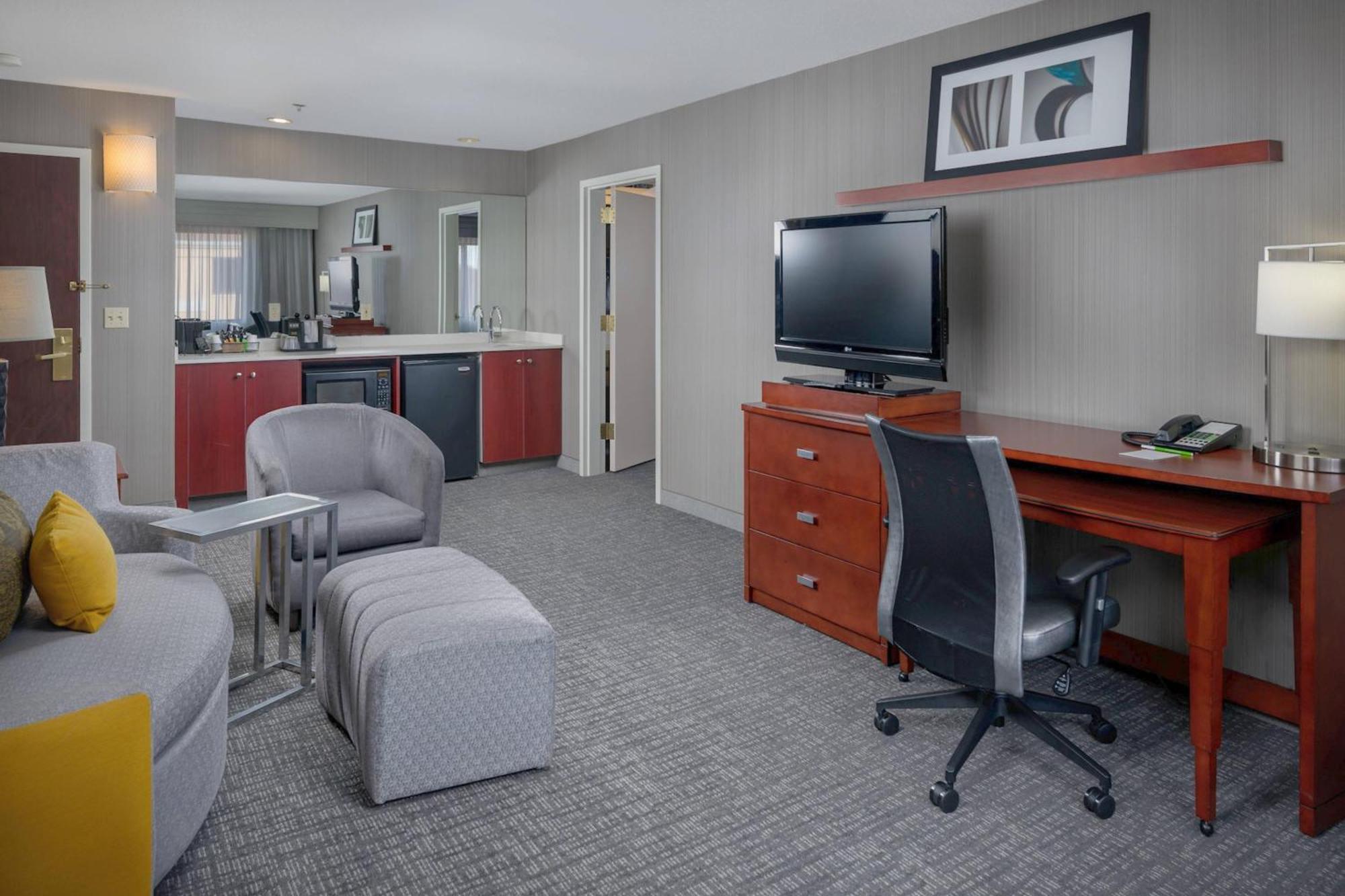 Courtyard By Marriott New Haven Orange Hotel Екстериор снимка