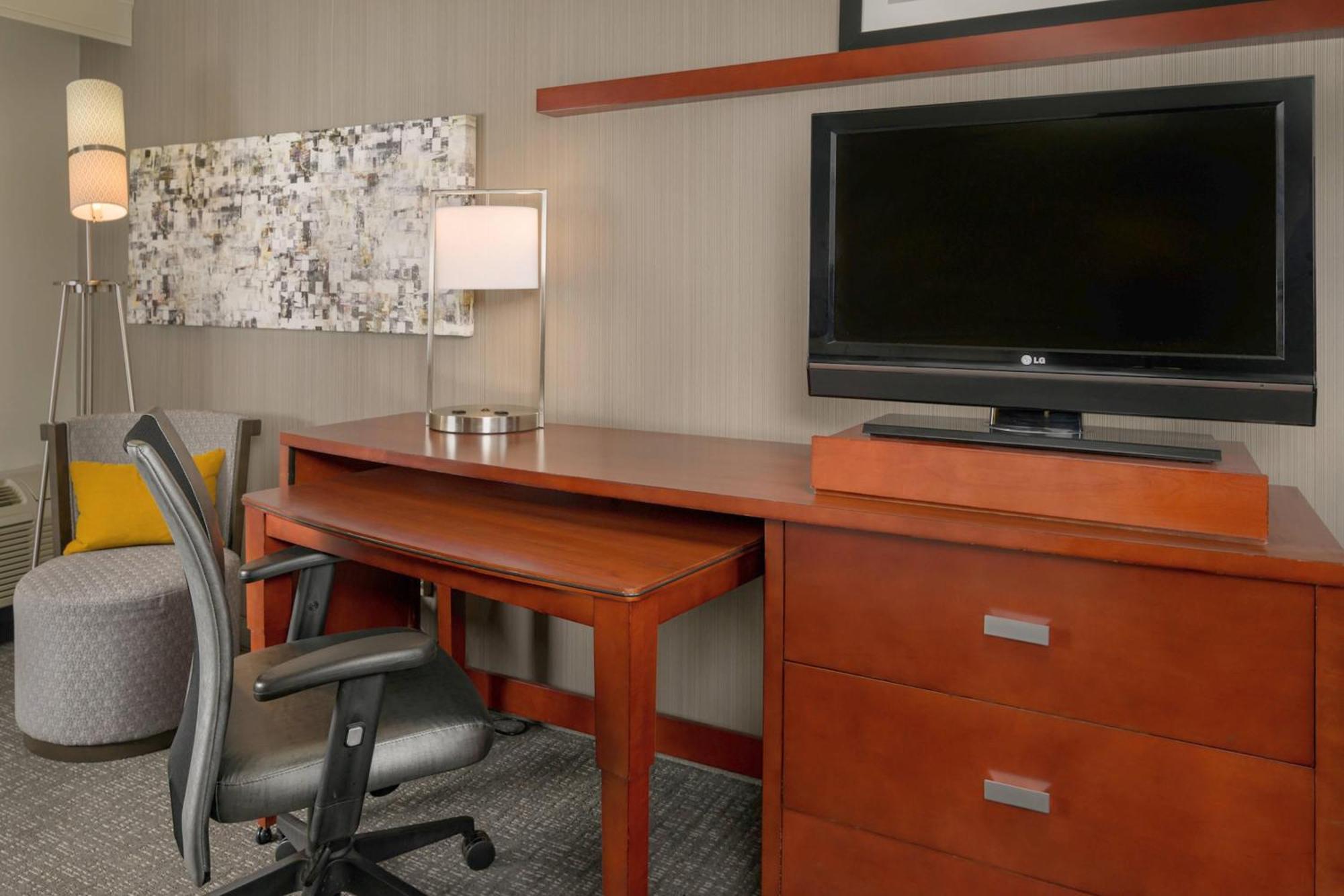 Courtyard By Marriott New Haven Orange Hotel Екстериор снимка